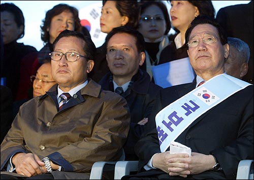 반핵반김국민협의회의 주최로 4일 오후 서울시청앞 광장에서 열린 `4대 악법저지 범국민 궐기대회`에 참가한 자민련 김학원 대표와 한나라당 이규택, 김형오, 이재오 의원이 연단위에 앉아 있다. 